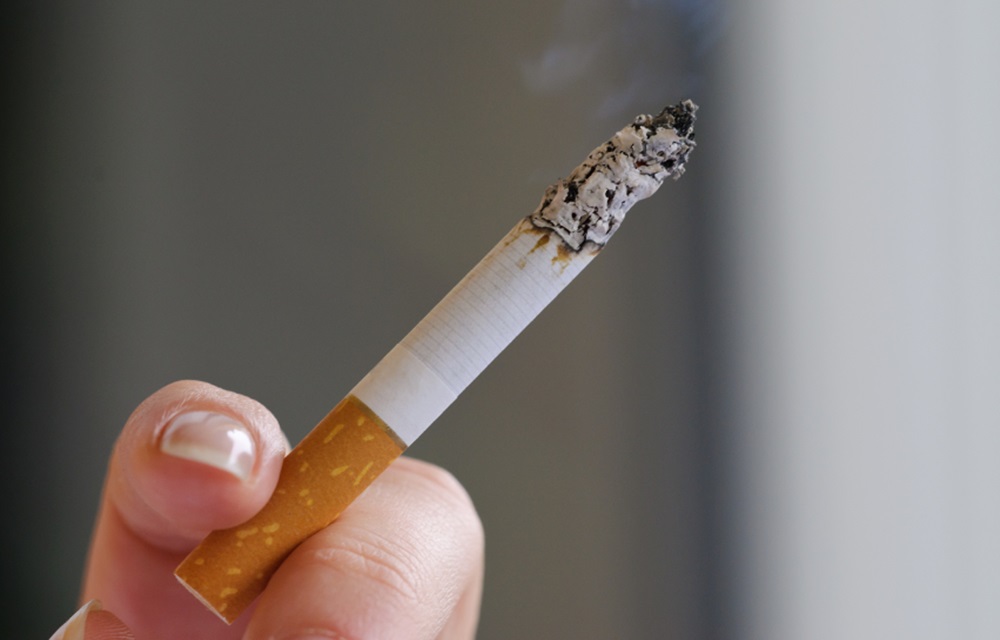 Ir para  <p>Uma em cada quatro pessoas com 15 anos ou mais na Uni&atilde;o Europeia &eacute; fumante. Mais de 20% da popula&ccedil;&atilde;o &eacute; de fumantes passivos, expostos diariamente ao fumo de tabaco. Os dados foram...
